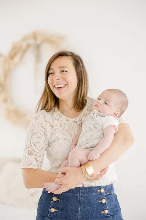 bonheur sourire enfant rire gris